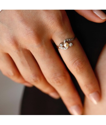 Bague vague ancienne perle de culture et diamants suggérées chez