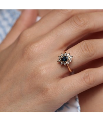 Bague marguerite saphir diamants serti épais chez Cornerstreet bien 