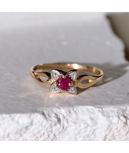 Bague fleur pétales deux ors rubis ou a consommer sur place