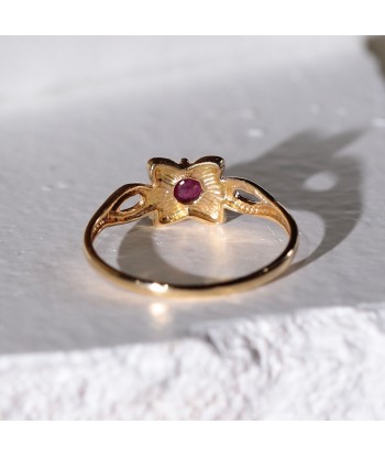 Bague fleur pétales deux ors rubis ou a consommer sur place