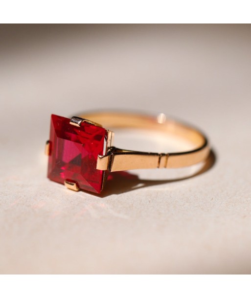 Bague vintage pierre rouge carrée ou a consommer sur place