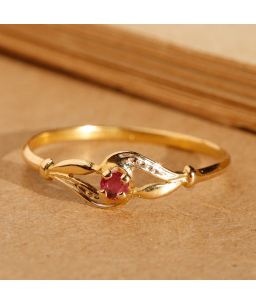 Bague fine solitaire rubis vagues suggérées chez