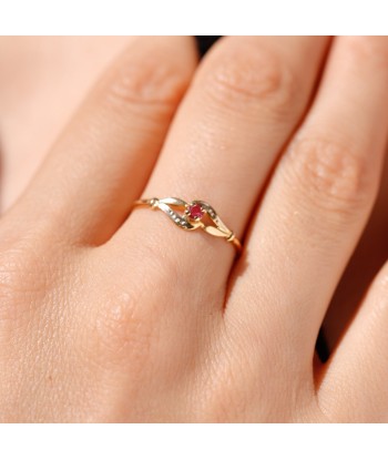 Bague fine solitaire rubis vagues suggérées chez