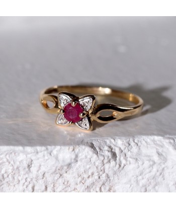 Bague fleur pétales deux ors rubis le concept de la Pate a emporter 